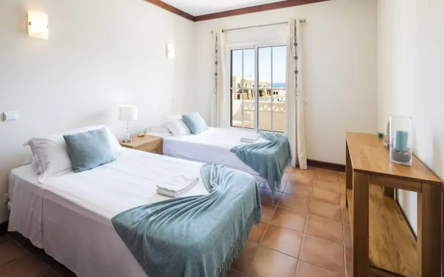 Apartment Near Praia do Carvalho Beach