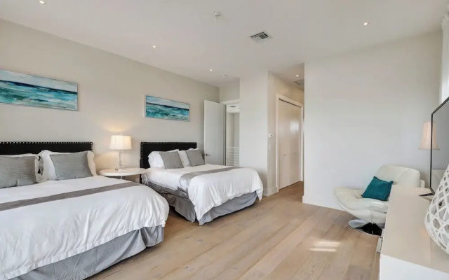 Luxurious Beach Retreat w/ Heated Pool&basketball