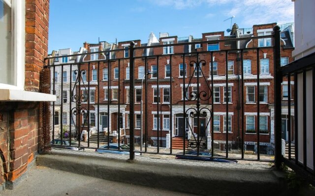 Stunning 2BR Home in West Kensington W/balcony