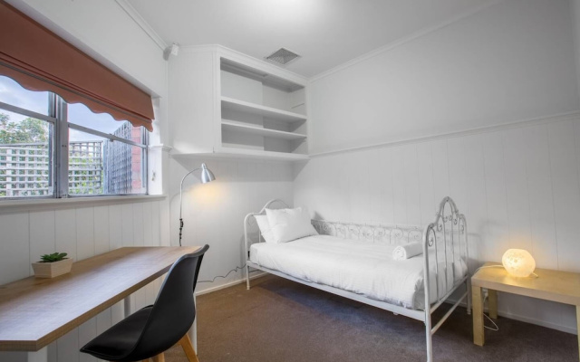 Lots Love Life Garden View Amazing Five Bedrooms – Guest Rooms – Melbourne