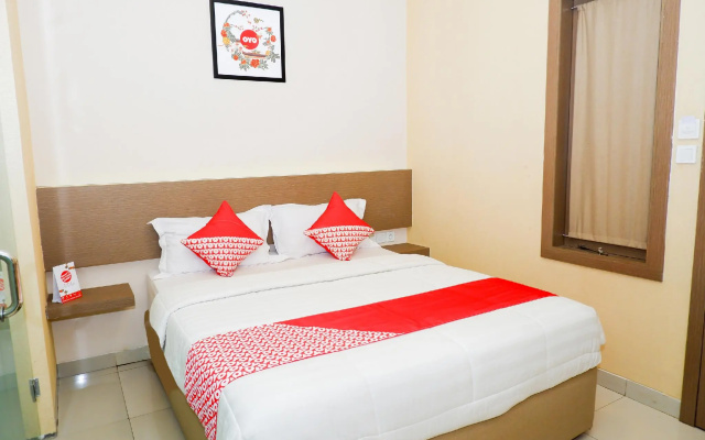 OYO 379 Grand Mundu