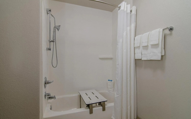 Holiday Inn Express & Suites Atchison by IHG