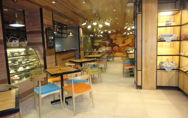 Golden Prince Hotel and Suites