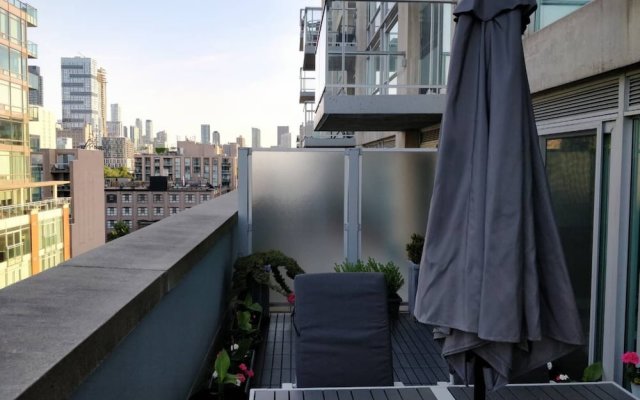 Renovated Downtown Toronto Apartment With Balcony