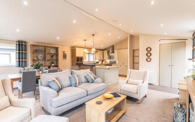 Heathery Lodge with Hot Tub