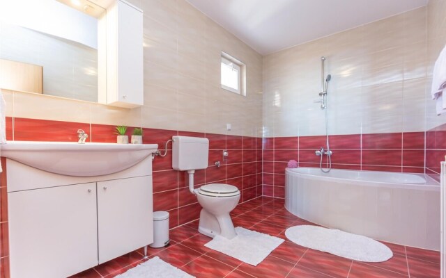 Nice Home in Makarska With Wifi and 2 Bedrooms