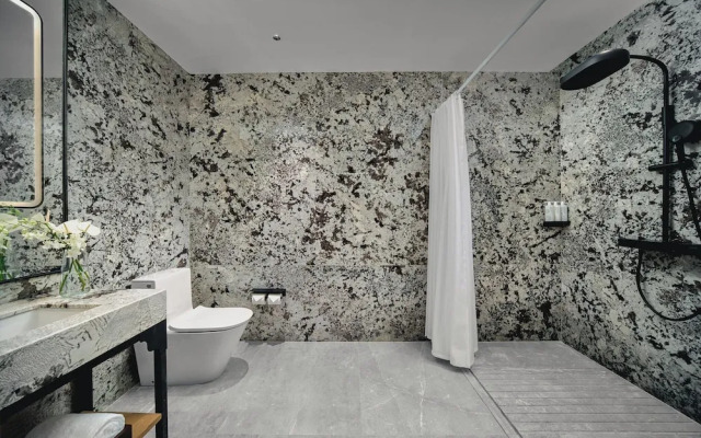 Hualuxe Chongqing Wushan by IHG