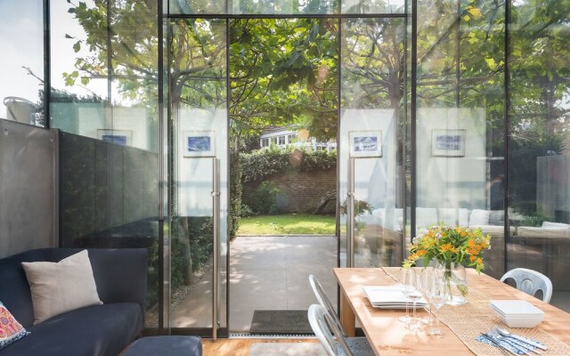 Beautiful 2BR Home With Conservatory and Garden