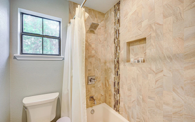 Waterfront Seguin Lake House Near Downtown