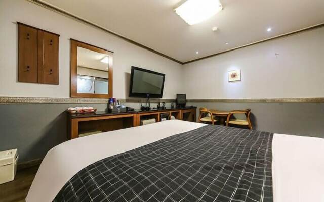 Sharp Hotel