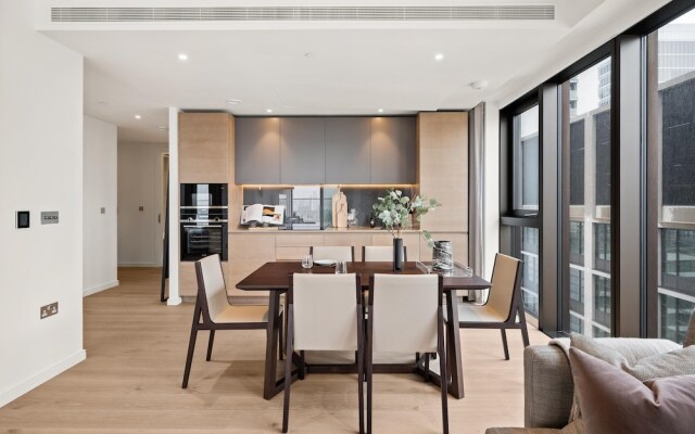 Stunning two Bedroom Docklands Apartment With Balcony