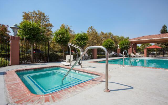 Holiday Inn Express & Suites Davis - University Area, an IHG Hotel