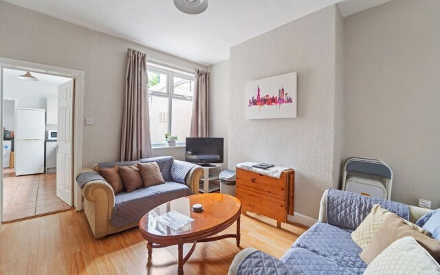 4 Bed House in Wolverhampton Your Home From Home