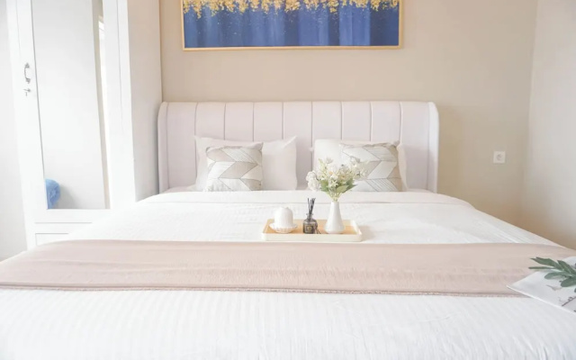 Homey Living and Well Designed Studio Room at Royal Sentul Park Apartment – Guest Rooms – Kadumangu