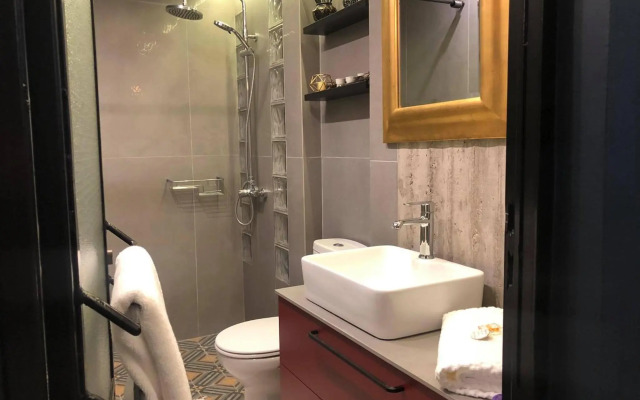 Amazing Semi-Basement Art Apartment easy walk to Napflio centre