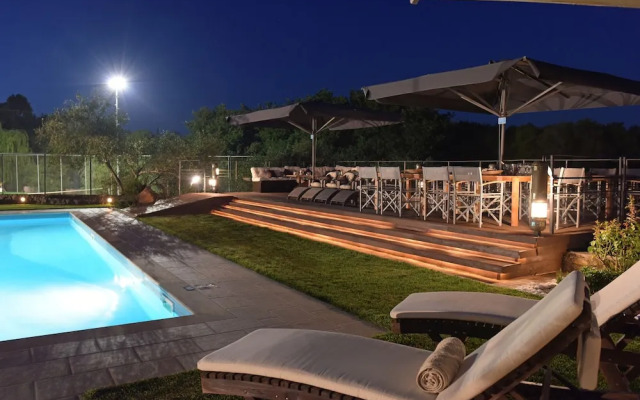 Beautiful 9-bed Villa in Gouvia With Tennis Court
