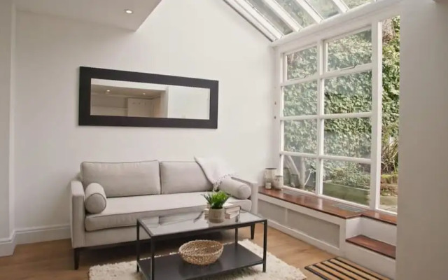 Lovely 5-bed House in London