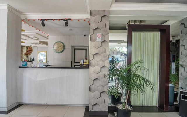 RedDoorz Plus near Mangga Besar Station 2