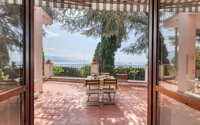 Hanbury Apt Pool And Sea