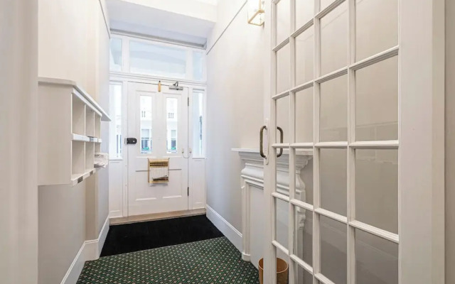 Beautiful Belgravia Apartment by Underthedoormat