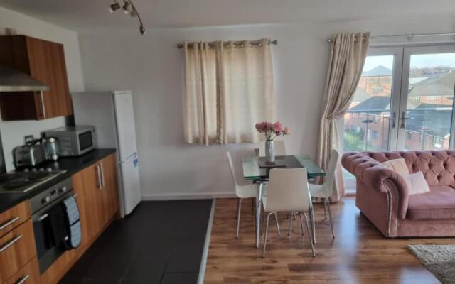 Impeccable 2 Bed Apartment In Salford