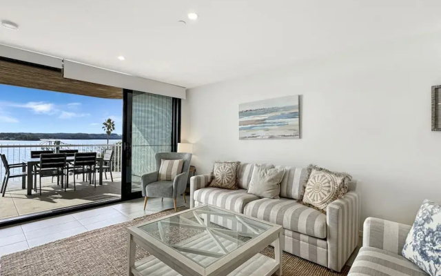 Elegantly Spacious 3-bed Unit Overlooking the Bay