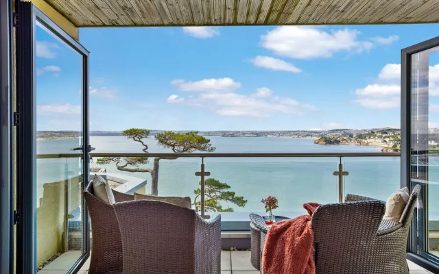 B6 Masts in Torquay With 3 Bedrooms and 2 Bathrooms