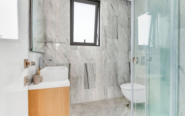 Sanders Olive - Chic 1-bdr Apt With Shared Pool