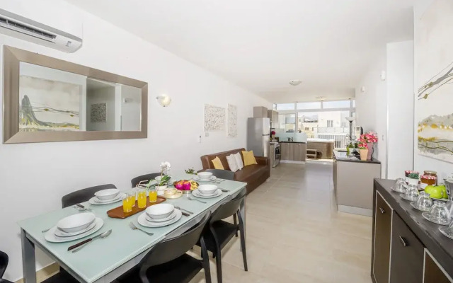 Summer Breeze Penthouse with large Terrace and Hot Tub by Getaways Malta