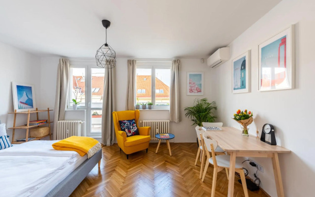 BRIGHT CHARMING Apt with TERRACE, PARKING & AirCo.