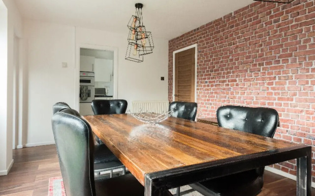The Century Chalet - Contemporary 2bdr Townhouse With Parking