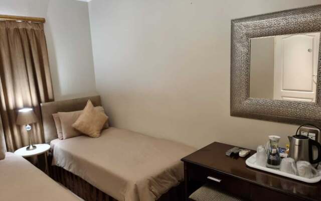 Savoy Lodge With Breakfast Included - Standard Double Room 6