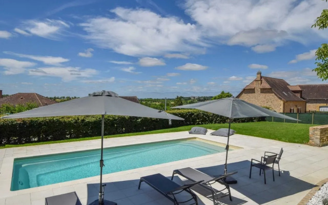 Hilltop Cottage With Pool