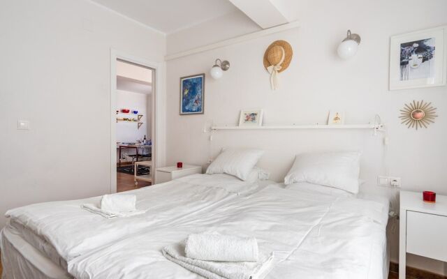 Lovely Beachfront Apartment with Sunny Balcony Ref 35