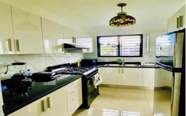 Hermoso Apartamento de Tres Habitaciones