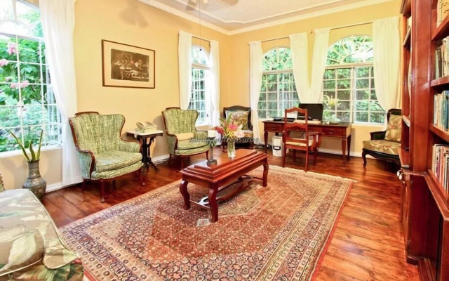 Summerhill, 8BR by Jamaican Treasures