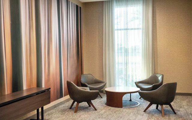 Courtyard Mesa at Wrigleyville West