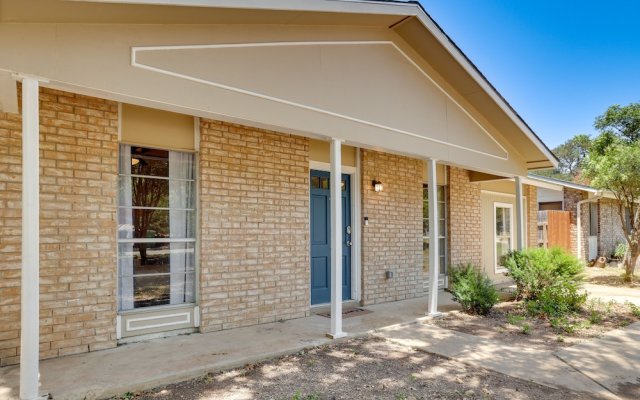 Modern San Antonio Home w/ Patio, Grill, Fire Pit!