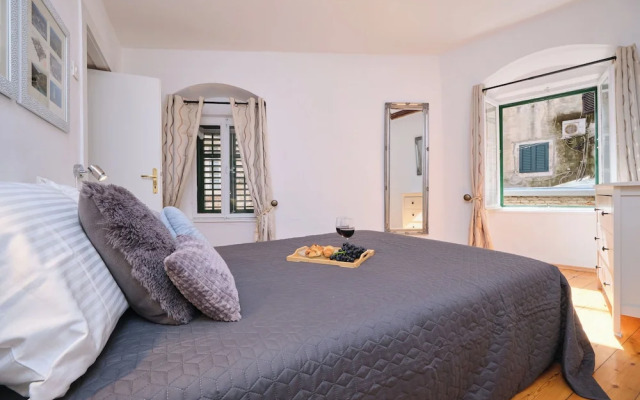 Apartment Galeriana Palace by Litto