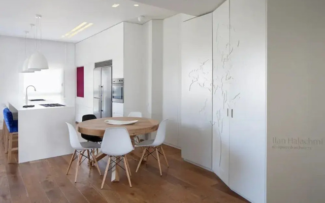 Inspiring Rabin Square Penthouse Museum