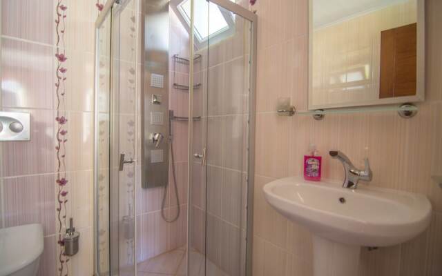 Arnna Villa 1 by Villa Buketi