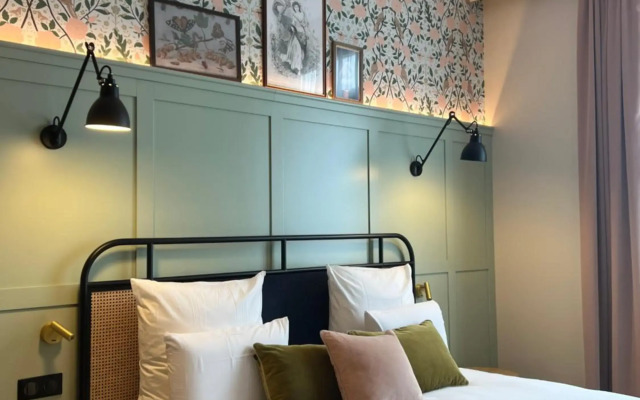 Square Lodge Hotel La Roche Sur Yon - Handwritten Collection