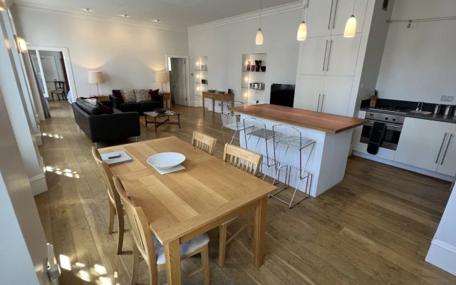 Central 1-bed Apartment in Inverness, Sleeps 4