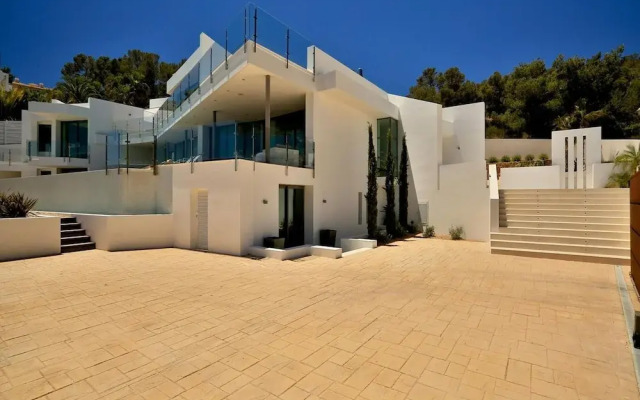 Modern Holiday Home With Vast Terracing