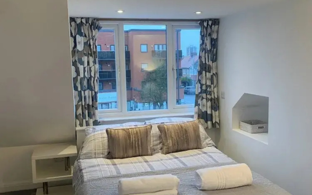 Seaside Chic Loft Apartment in Leigh-on-sea