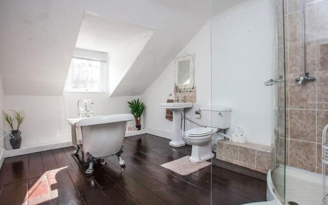 Large House, sleeps 10 with incredible sea views