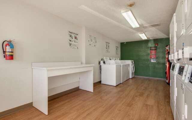 HomeTowne Studios by Red Roof Dallas - Mesquite