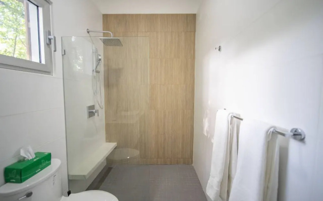 Caribbean Breeze - 2BR Apartment Close to Beach!