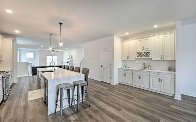 New Townhome < Half Mi to Beach!