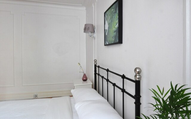 Artsy 3BR in Monkland Village by Host Kick